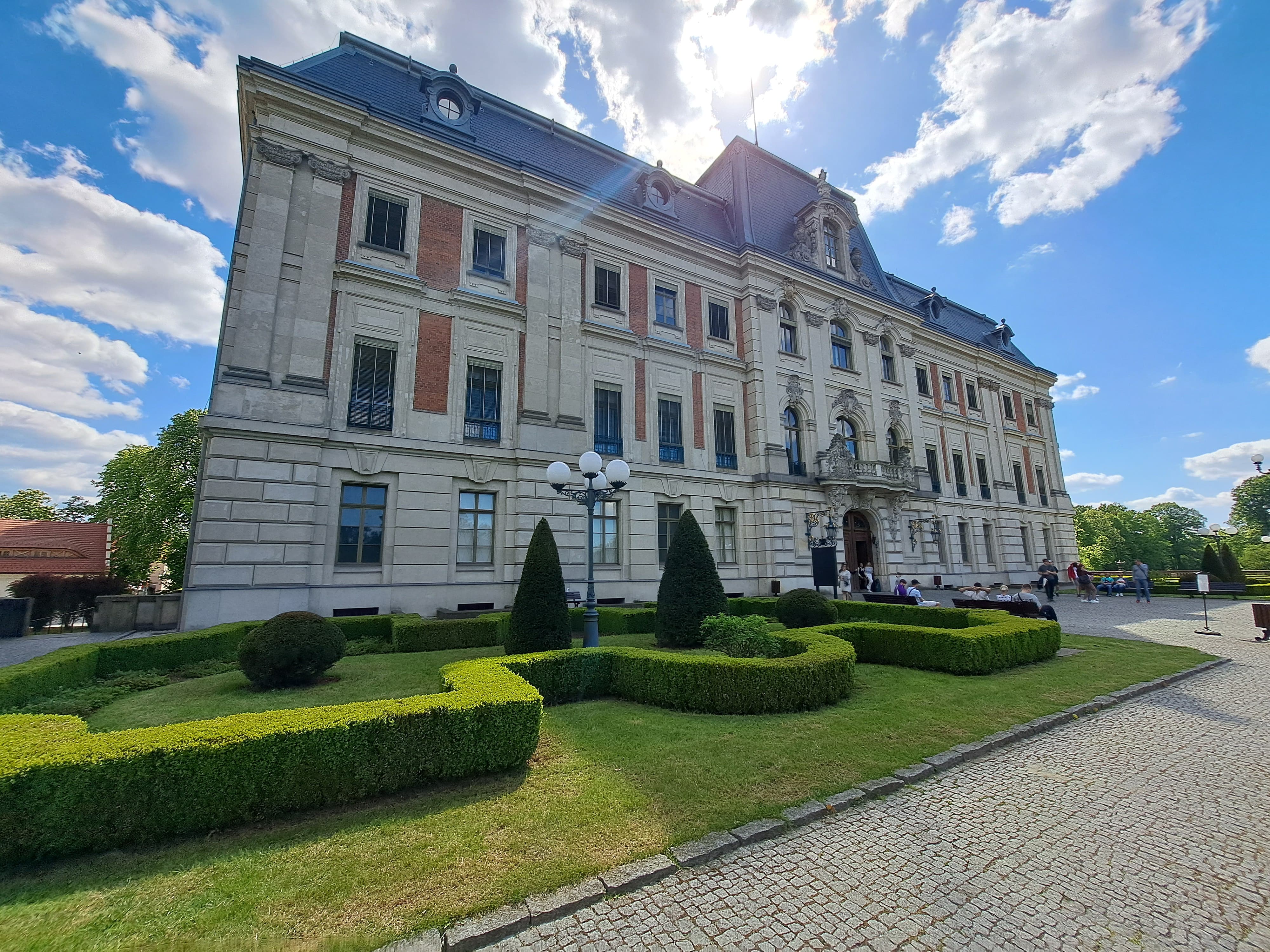 Park zamkowy w Pszczynie z alejką i zielenią